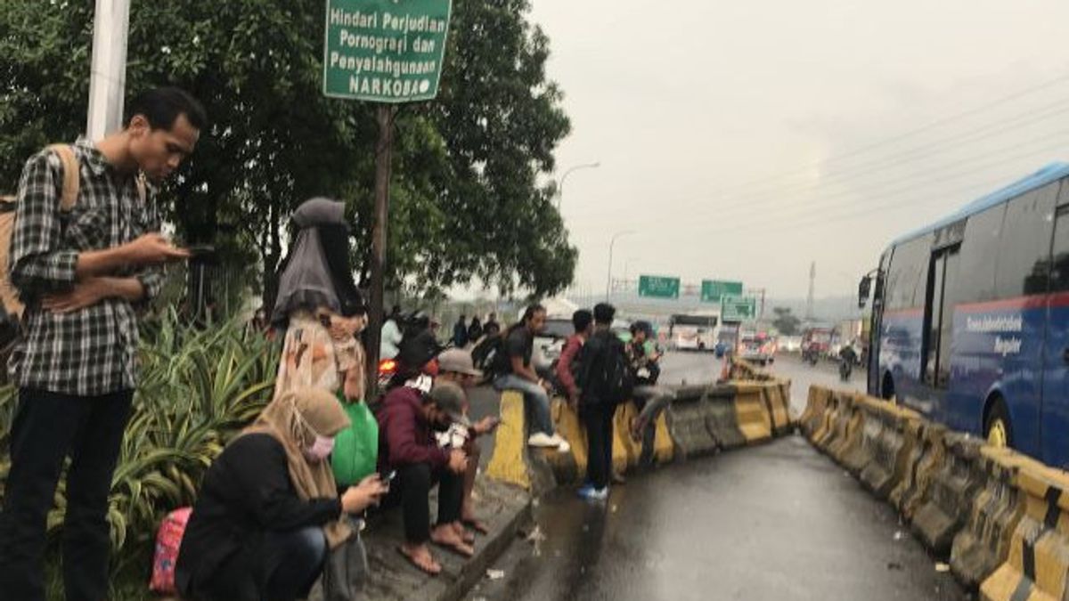Homecoming Strategies At Ciawi Intersection To Avoid Congestion To Go Home