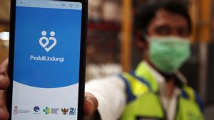 Penumpang di Bandara Juanda Surabaya Gunakan Aplikasi PeduliLindungi