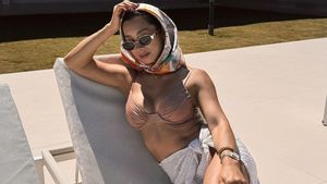 جنيفر باثيم وهي تلتقط صورة لأهداف الجسم أثناء أخذ حمامات الشمس، مما يجعل مستخدمي الإنترنت يشكون من تناول مي إنتان