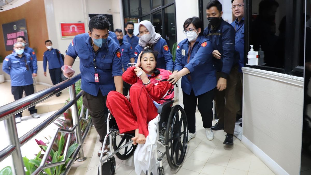 Teriak Histeris dengan Tangan Diborgol Pakai Kursi Roda, Momen Hasnaeni Wanita Emas Digelandang ke Sel Tahanan