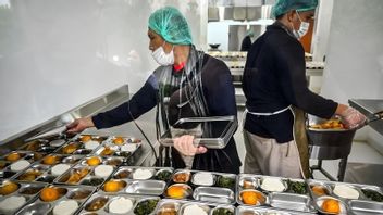 Tens of SMKN 11 Semarang Students Vomit After Eating MBG