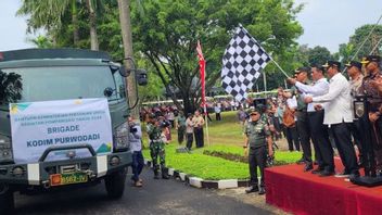 阿姆兰农业部长向中爪哇农民移交了10,000个水泵援助