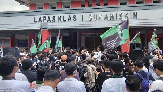 Free Hambalang Project Mega Corruptor, Anas Urbaningrum Picked Up By Simpatisan