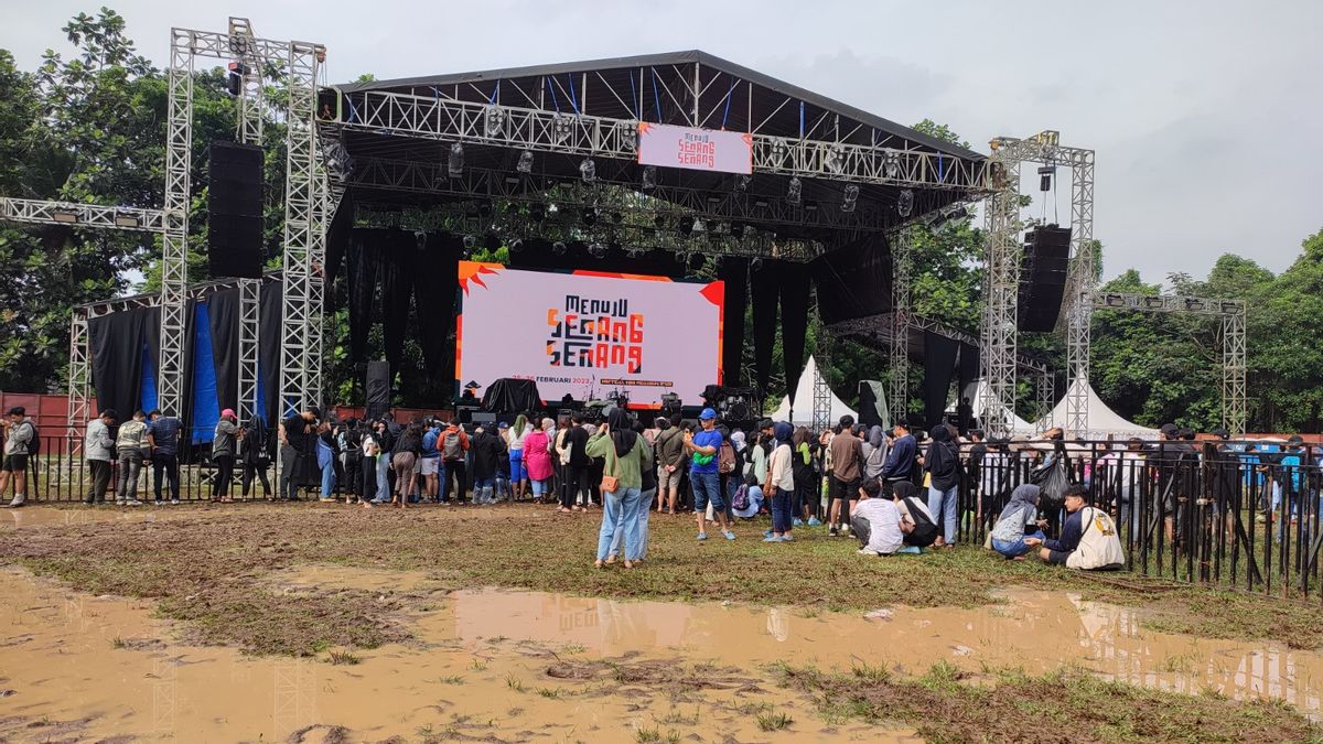 Genangan Air dan Lumpur Tak Surutkan Penonton Saksikan Yura Yunita di Senang Senang Fest 2023
