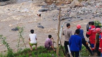 Un garçon piégé dans la rivière Cianjur, la police dit que sauvetage a mis 2 heures à évacuer