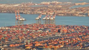 Trump Ancam Berlakukan Tarif Tambahan 25 Persen Terhadap Negara yang Berbisnis dengan Iran