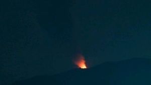 Mount Ibu In West Halmahera Lontarkan Lava Pijar