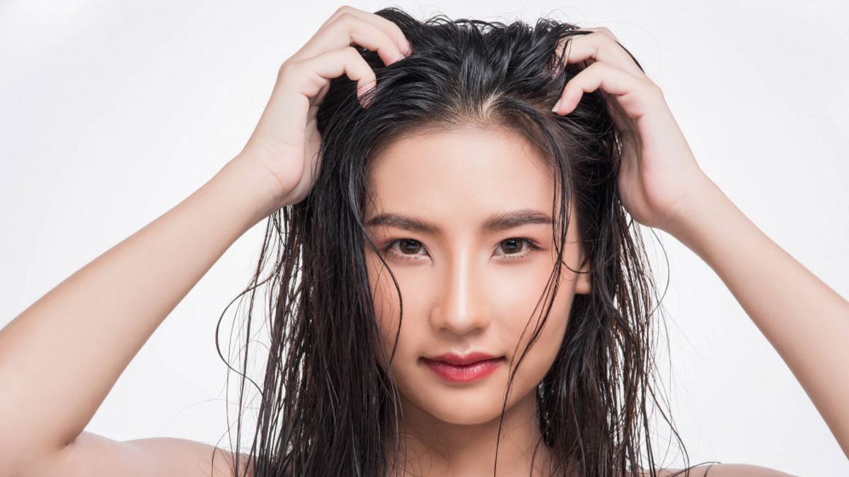 5 Anti-Lepek Hair Care Routines And Stay Healthy In The Rainy Season