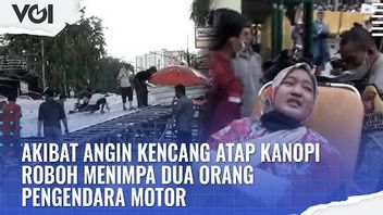 VIDEO: Akibat Angin Kencang Atap Kanopi Roboh Menimpa Dua Orang Pengendara Motor