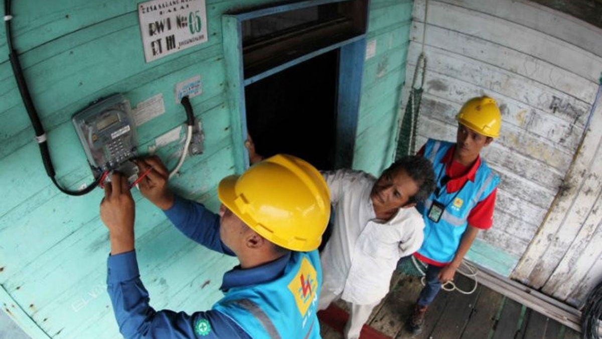 744 Families In East Kotawaringin, Central Kalimantan Get Free Electricity Savings Program