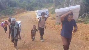 Distribusi Logistik Jalan Kaki, TPS di Milki Papua Baru Bisa Mencoblos Pemilu 2024 Besok