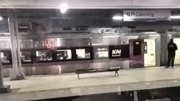 KAアルゴ・ムンジャティ・ジャカルタ行きの列車、チカラング駅で数時間遅れ、乗客が降りて失望