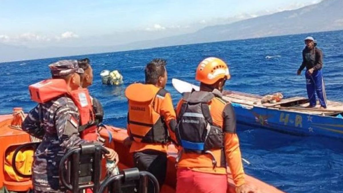 SAR Team Searches For Missing Fishermen In Wuring Maumere Waters