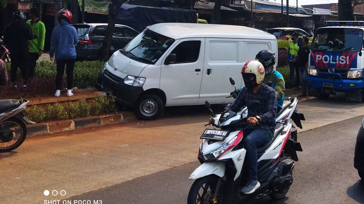 Pecah Ban Depan, Mobil Ekspedisi Nyaris Terguling di Duren Sawit