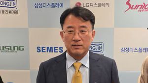 Presiden Samsung Bocorkan Kemungkinan Rilis iPhone Fold pada 2026