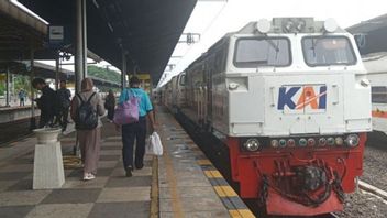 Train Passengers From Gambir Station And Pasar Senen Destination Surabaya Diverted KA 62A While Brave