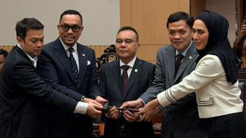 回到DPR委员会III，Kiprah Sahroni Jagain执法人员正在等待居民