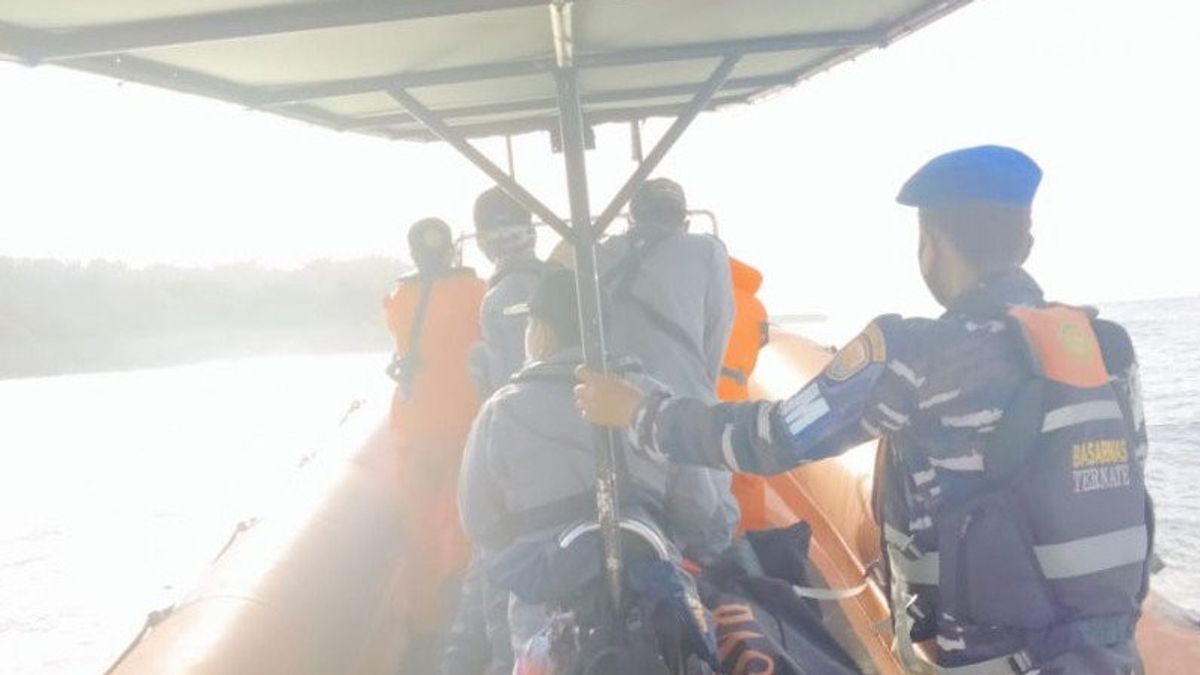 国家捜索救援機関チームは、スラ諸島で焼けた船の行方不明の犠牲者の捜索を続けています