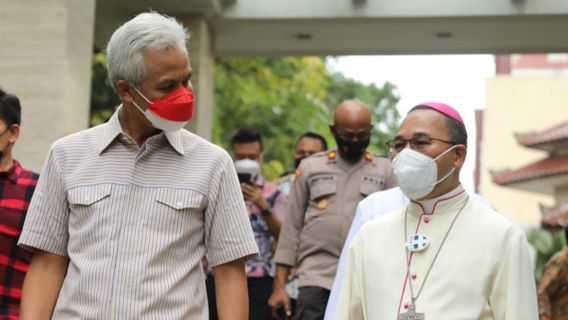 'How Come His Hair Is The Same As Mine, White', Jokes Ganjar To Sister While Eating Meatballs With Father Robertus Rubiyatmoko