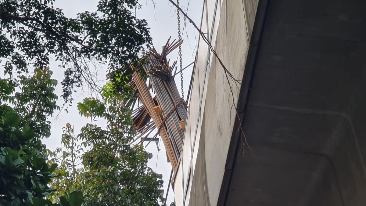 هوتاما كاريا يحقق في سقوط مواد مشروع كيجاغونغ على سكة حديد مترو جاكرتا