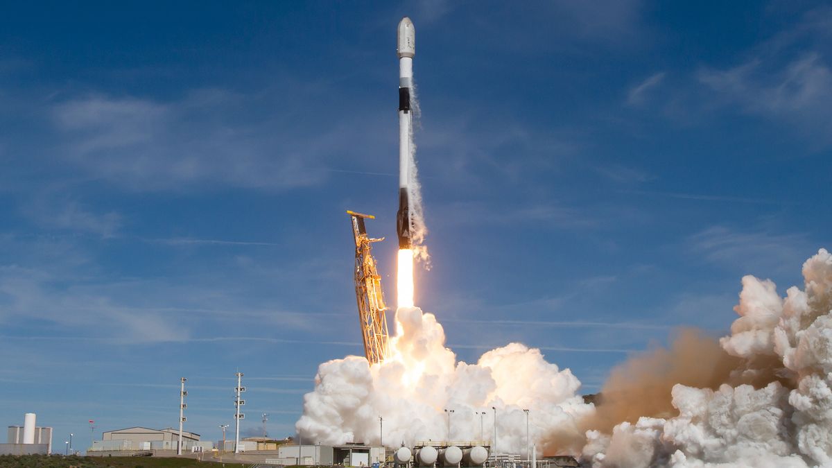 SpaceX Builds Network Of Hundreds Of Spy Satellites For US Intelligence ...