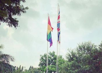 आज के इतिहास में LGBT इंडोनेशिया के लिए ब्रिटिश दूतावास की विवादित झंडा फहराना, 21 मई 2022