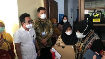Social Minister Risma Entertains And Provides Aid To Seriously Sick Children In Sunter