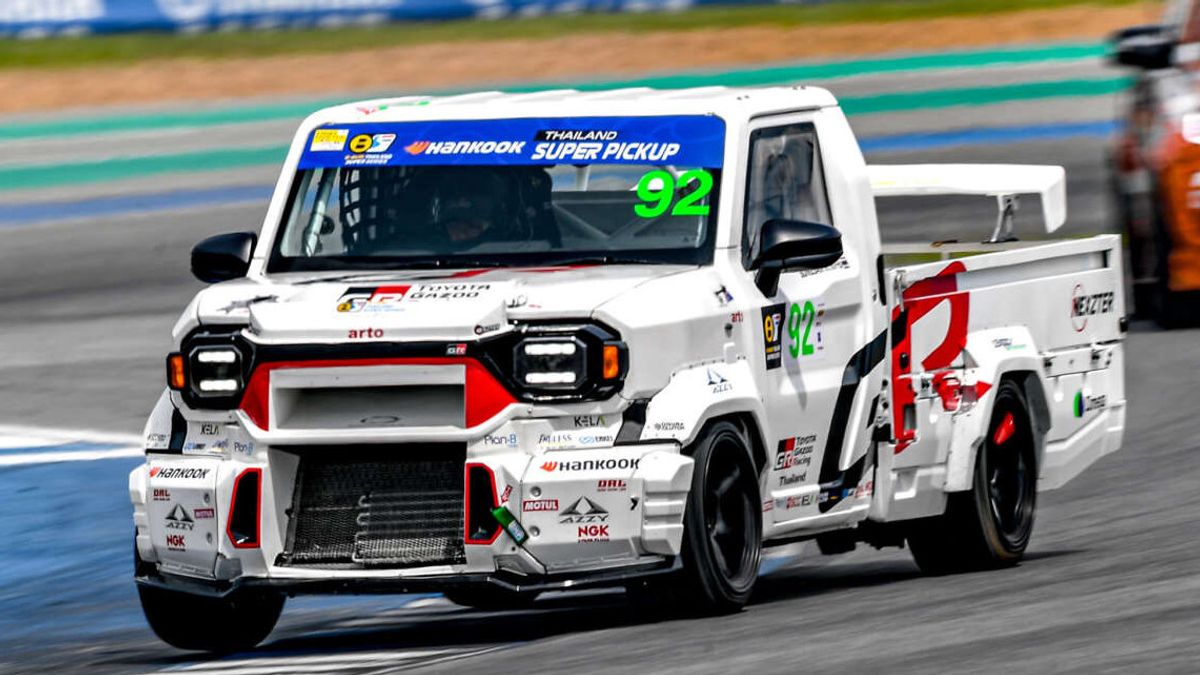 Voici comment Toyota Hilux Rangga suit une compétition de course sur le circuit