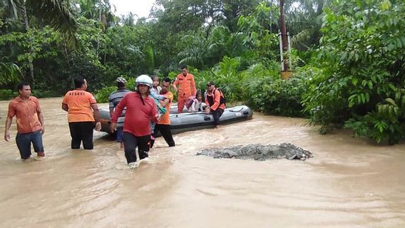 搜救队撤离亚齐塔米昂的洪水灾民