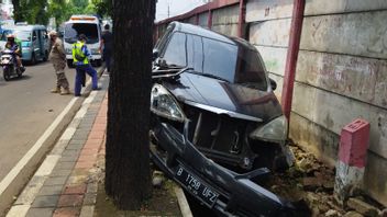 Ngantuk, Sopir Avanza Hilang Kendali di Jatinegara, Mobil Masuk ke Parit