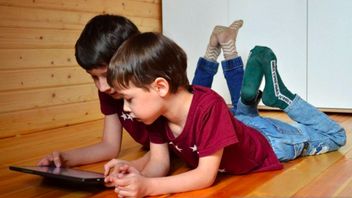 Child Addiction To Devices? Psychologist Explains Right Restriction Key