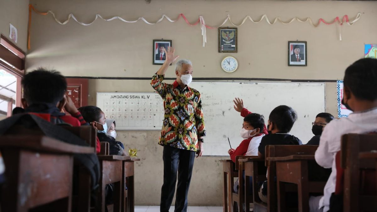 Cadeau D’ordinateur Portable Pour Tiara, Le Seul élève De L’école SMPN 3 Boyolali Qui Ose Répondre à Ganjar Pranowo