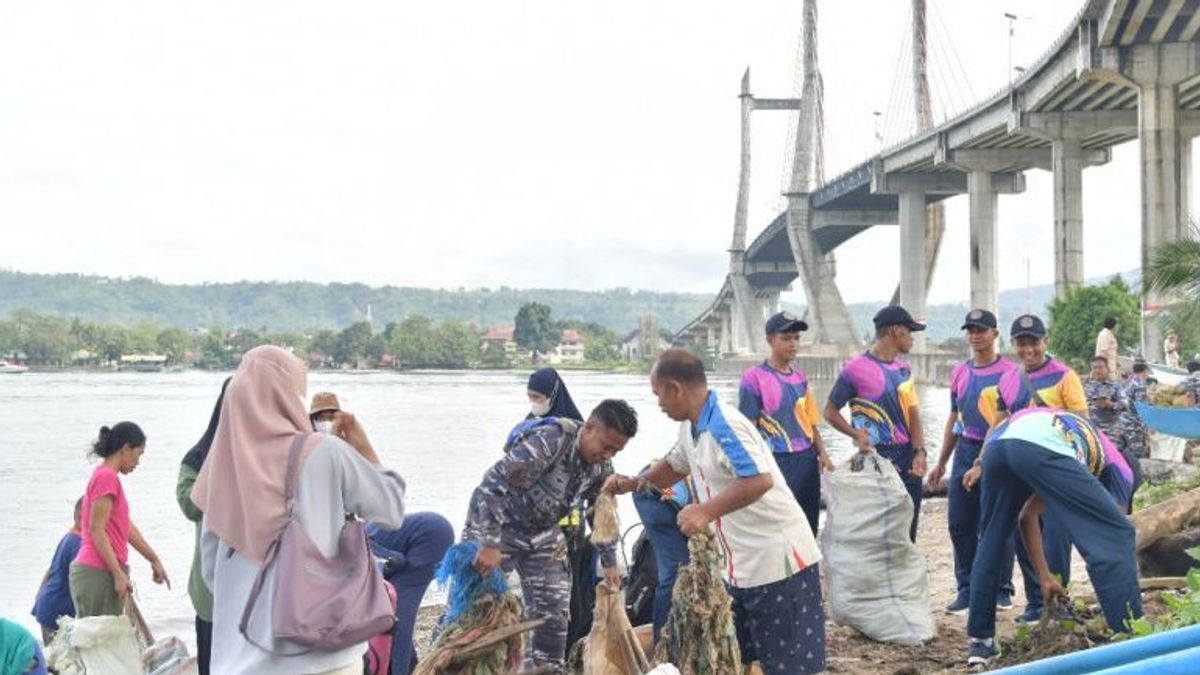 فريق مشترك يضم جنود لانتامال التاسع ينظف 5 أطنان من القمامة من خليج أمبون