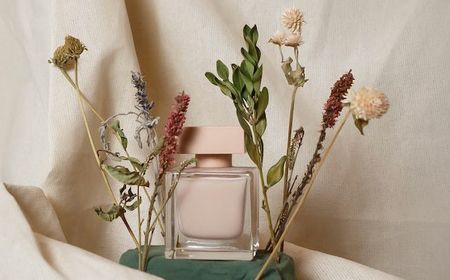 Suka dengan Aroma Floral? Ini Rekomendasi Merek Parfum yang Bisa Dicoba