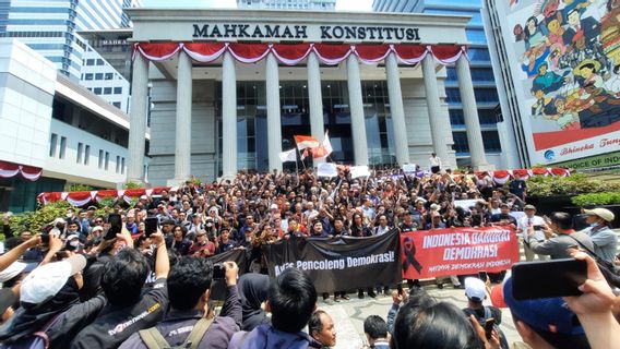 Aksi Depan MK, Usman Hamid Beberkan 6 Dosa Jokowi