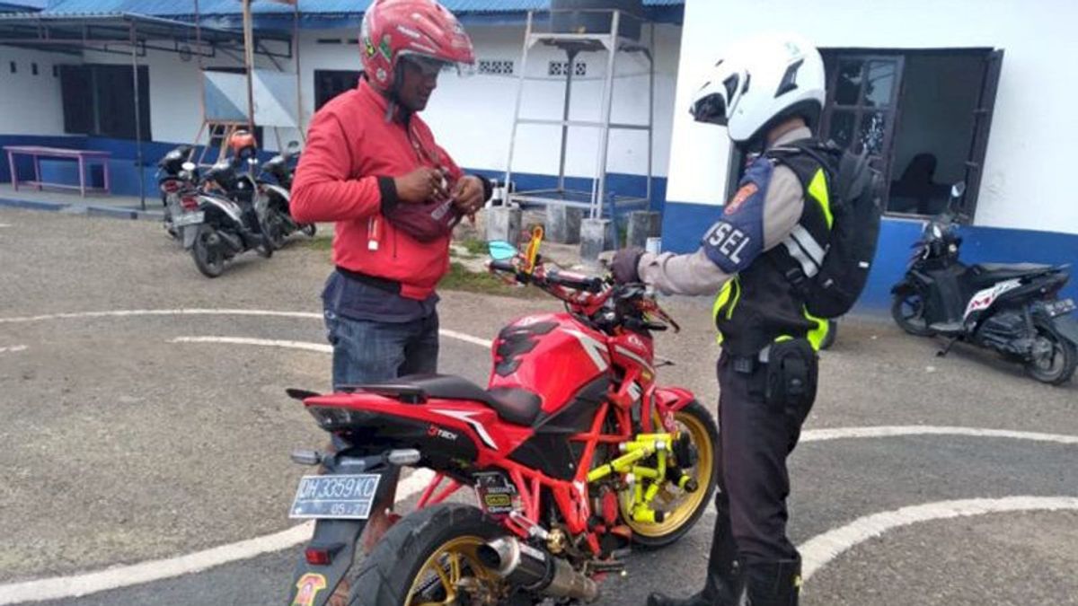 Gencar Larang Penggunaan Knalpot Brong, Anggota Polres Rejang Lebong Jadi Pembina Upacara Sekolah Tiap Senin 