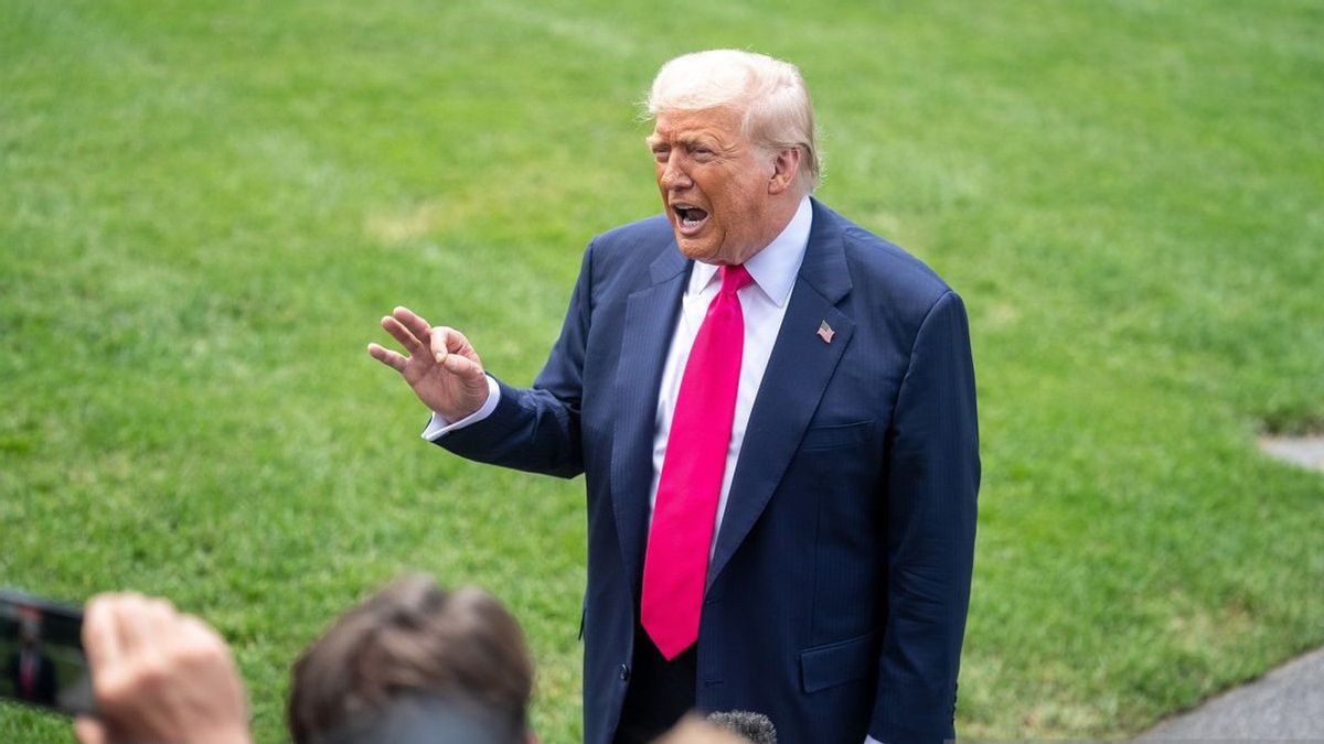 Ekonom Ungkap Potensi Gelombang PHK di RI imbas Tarif Trump 19 Persen