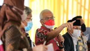 Ganjar Pranowo Diajari Cara Bikin Batik oleh Penyandang Disabilitas di Magetan