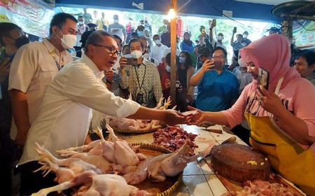 Sambil Menyelam Minum Air, Mendag Zulhas Borong Dagangan Penjual Saat Sidak di Pasar Klender