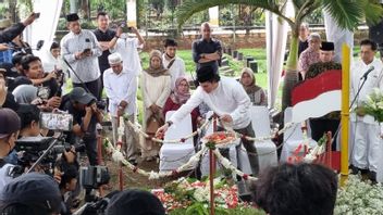 Vino G Bastian Touched During Pilgrimage And Sowing Flowers At Buya Hamka's Grave