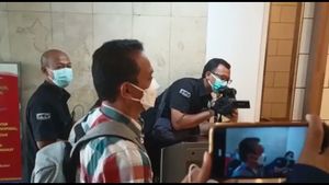 Berbaju Motif Kotak, Kalapas Tangerang Victor Teguh Hadiri Pemeriksaan di Polda Metro