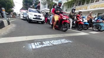 涂鸦破坏敦促市长苏蒂亚吉在马朗的街道上撤退， 警察干预