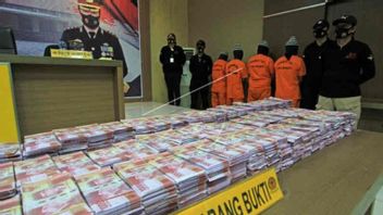 Tens Of Billions Of Money Lined Up By Police, Apparently Counterfeit Money Owned By Indramayu Gang