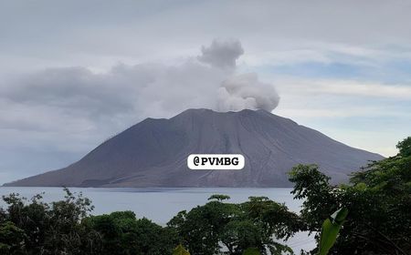 Jumat Pagi, Gunung Ruang Sulut Keluarkan Asap Putih