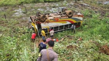 ظروف الطرق الزلقة والضيقة والضبابية هي سبب سقوط حافلة إدارة بونتياناك-باداو في واد طوله 8 أمتار
