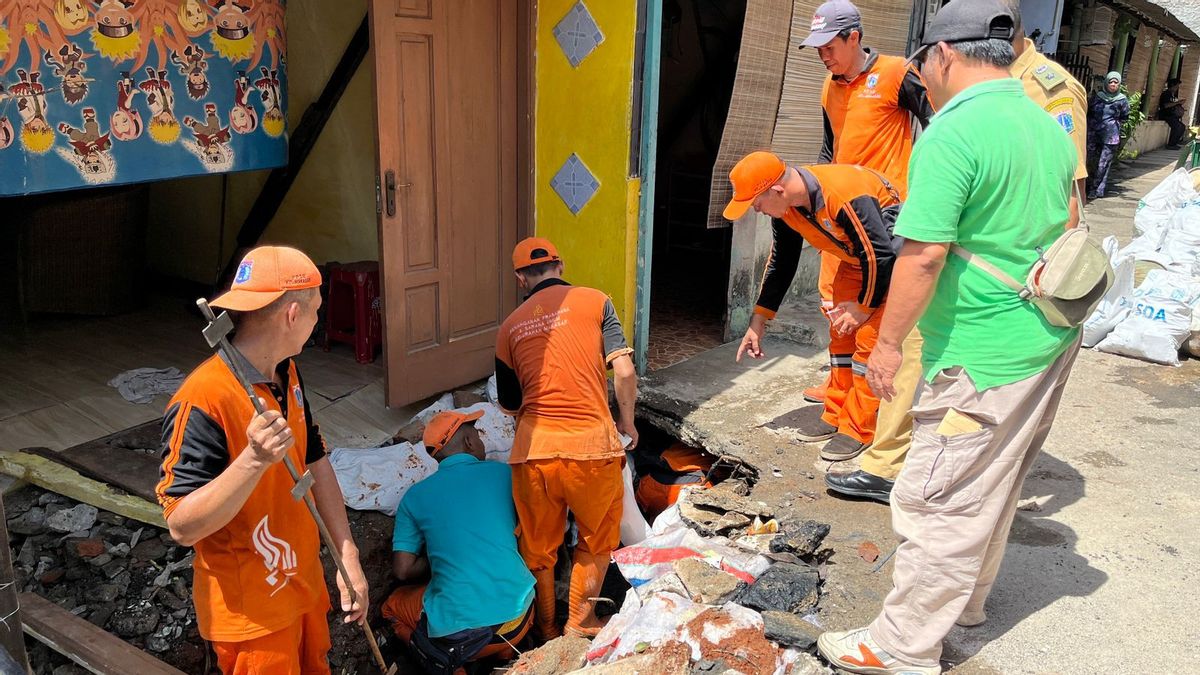 Warga Sebut Pergerakan Tanah yang Merusak Lima Rumah Warga di Makasar Jaktim Akibat Abrasi Saluran Air