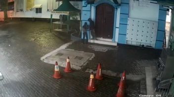 Acting Early In The Morning, 2 Men Steal The Mosque Charity Box In Medan