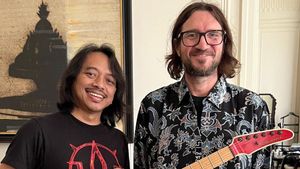Heboh! Jelang Konser RHCP di Singapura, John Frusciante Kenakan Batik Pemberian Dewa Budjana