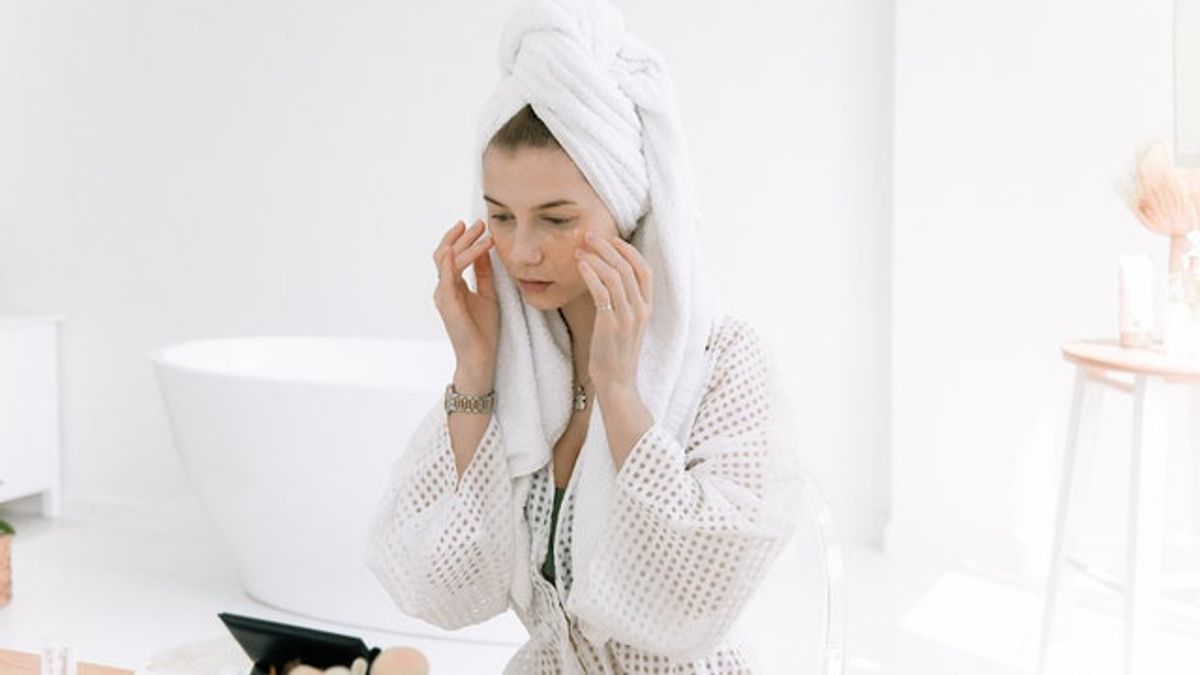 如何用手或棉花将最好的化妆水应用到脸上？