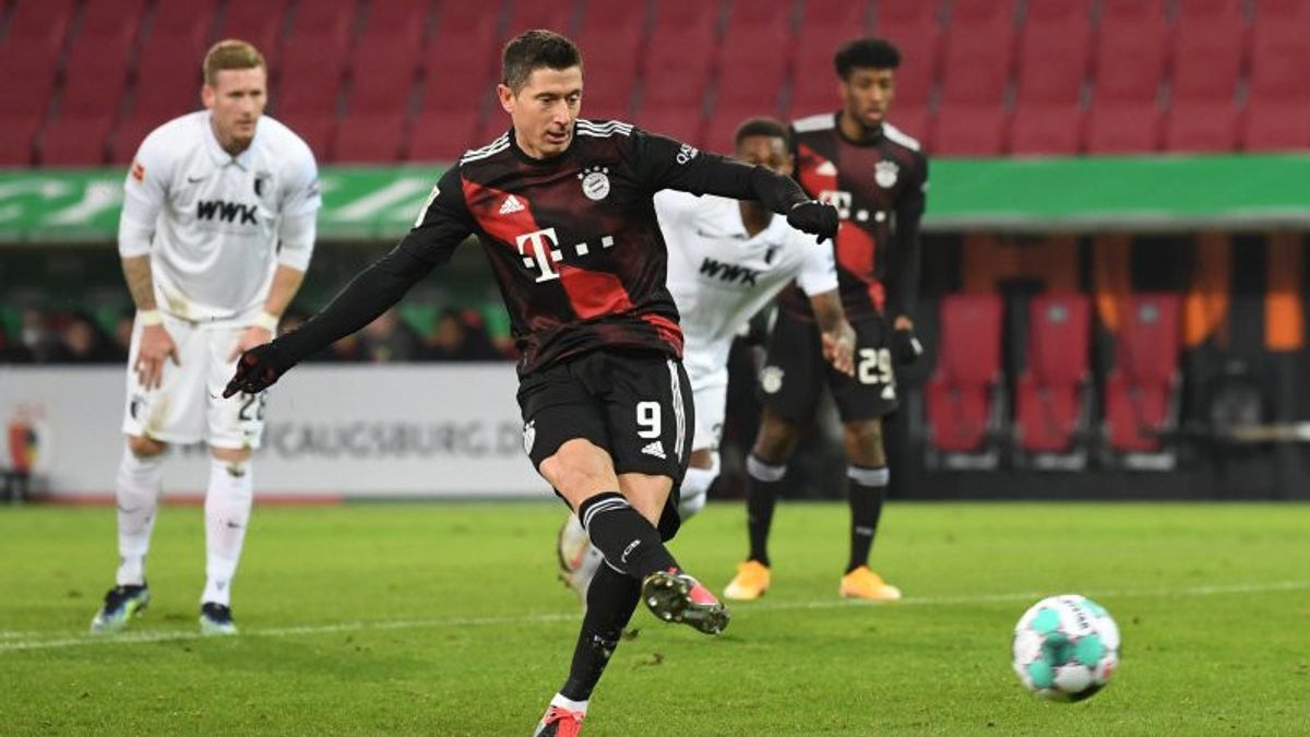 Penalti Lewandowski Amankan Kemenangan Tipis Bayern di Markas Augsburg